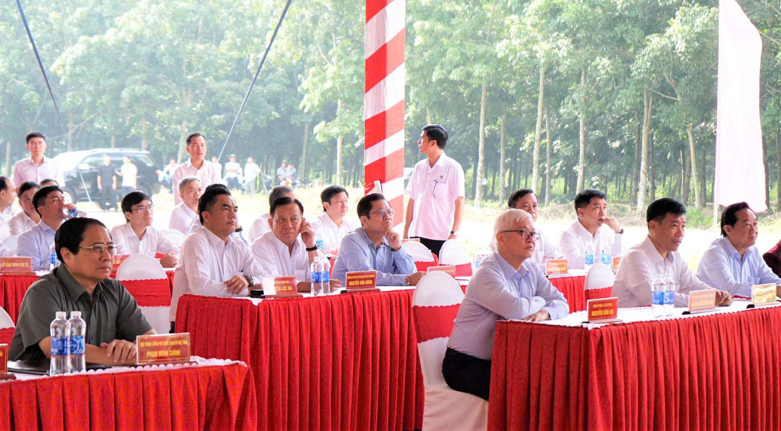 7--Thủ tướng Chính phủ Phạm Minh Chính cùng lãnh đạo tỉnh Bình Dương, TP. Hồ Chí Minh, tỉnh Bình Phước và các đại biểu tại buổi khảo sát.